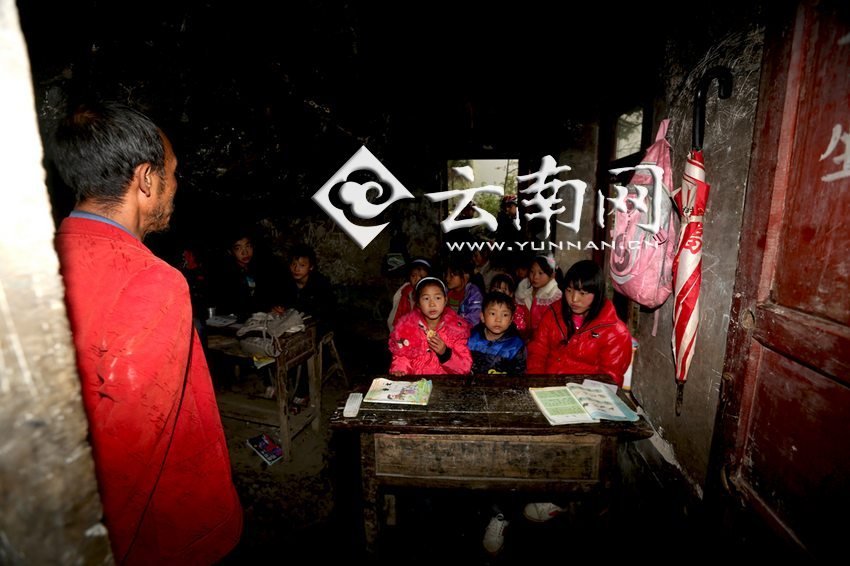 小學(xué)里只有兩個(gè)班，大點(diǎn)的孩子無法升入高年級(jí)，只得從一年級(jí)再讀起，就像復(fù)讀機(jī)。