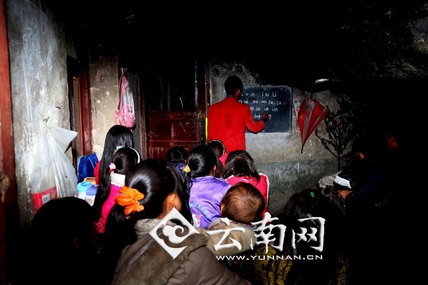 由于受到當(dāng)?shù)厝似缫?，大鍋圈的孩子們沒有外出求學(xué)的機(jī)會(huì)，只能在這樣的簡易房里學(xué)習(xí)