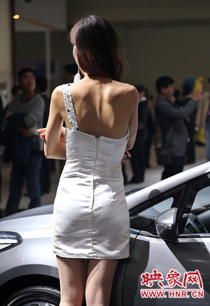 雖然進(jìn)入深秋，車模依然“輕裝”上場。