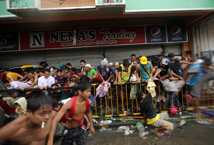 菲強臺風致萬人遇難 食物短缺現(xiàn)哄搶 菲強臺風致萬人遇難 食物短缺現(xiàn)哄搶