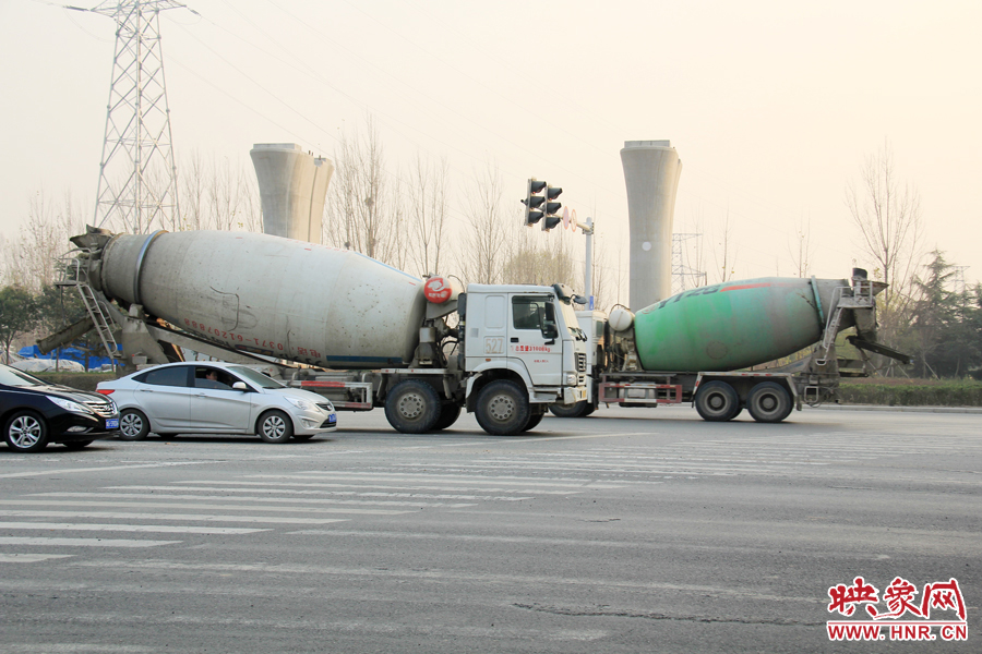 獨家:記者走訪鄭開大道 已放置數百個水泥隔離樁 獨家:記者走訪鄭開大道 已放置數百個水泥隔離樁