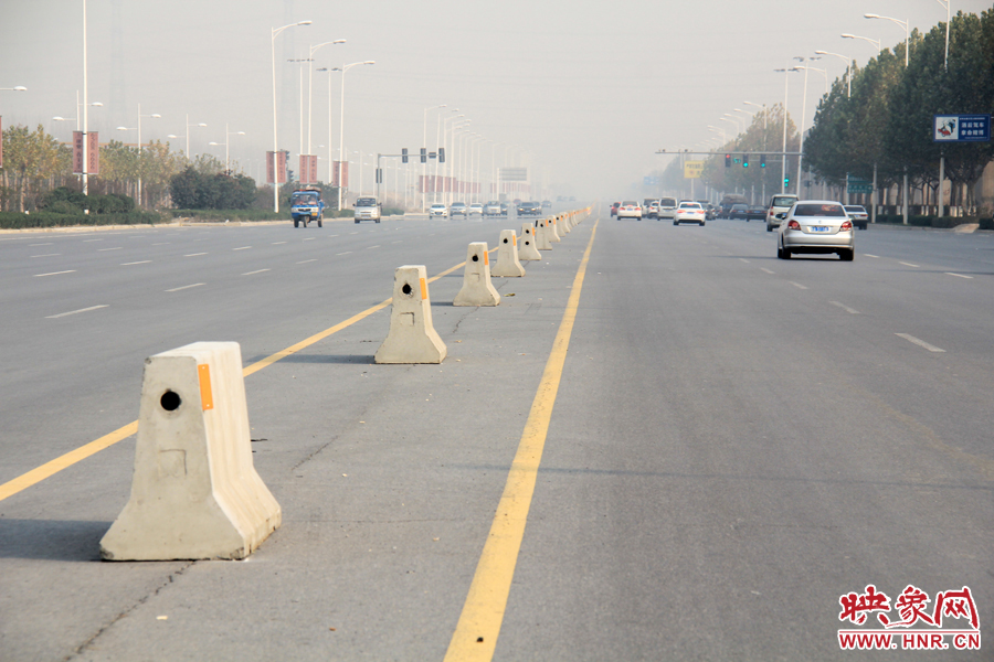 獨家:記者走訪鄭開大道 已放置數百個水泥隔離樁 獨家:記者走訪鄭開大道 已放置數百個水泥隔離樁