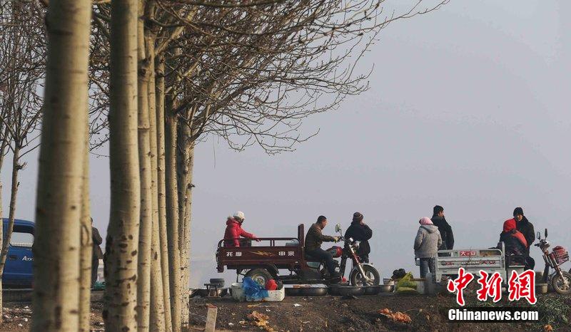 圖為12月1日，104國道靜海縣城附近，104國道靜?？h城附近，高速旁邊形成的黑市。田寶希 攝 圖片