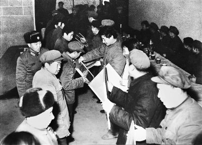 1985年4月6日,時任中共正定縣委書記習(xí)近平在全縣首季開門紅表彰大會上頒獎。