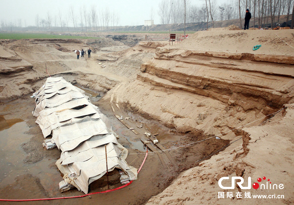 2014年1月6日，河南洛陽古沉船發(fā)掘現(xiàn)場(chǎng)，近日有雨雪天，考古人員給古沉船披上一層“雨衣”。