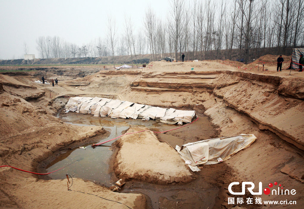 2014年1月6日，河南洛陽古沉船發(fā)掘現(xiàn)場(chǎng)，兩艘古沉船，一艘已經(jīng)挖掘出土，另一艘還有一半埋在沙丘里。