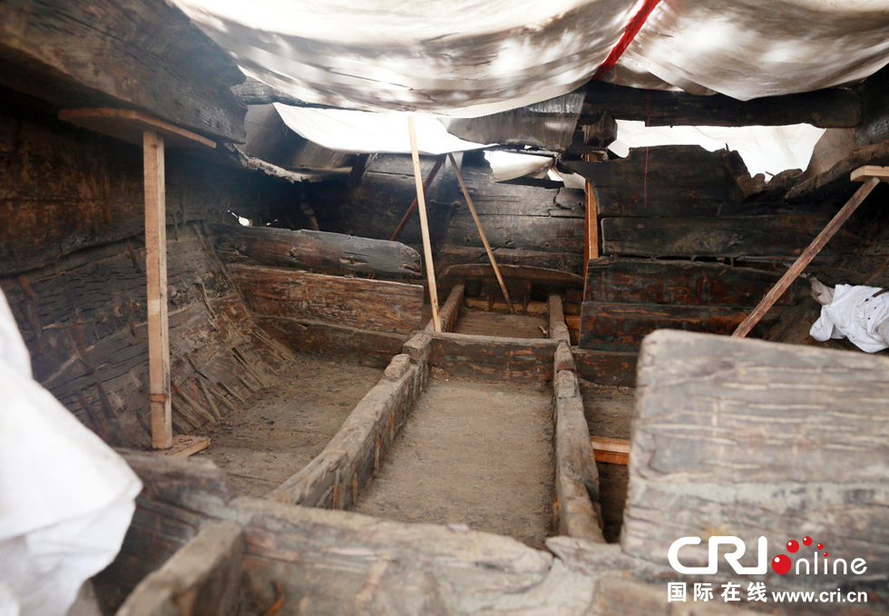 2014年1月6日，河南洛陽古沉船發(fā)掘現(xiàn)場(chǎng)，古沉船頭，船倉內(nèi)部。