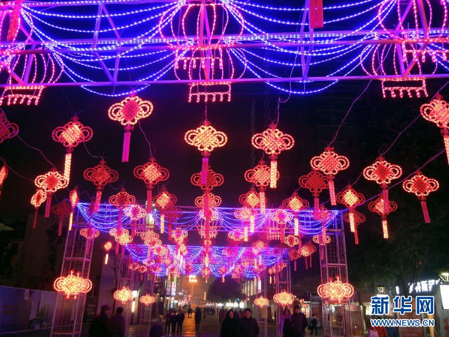 　1月30日，市民走在由中國結(jié)霓虹燈裝扮的蘇州街頭。
