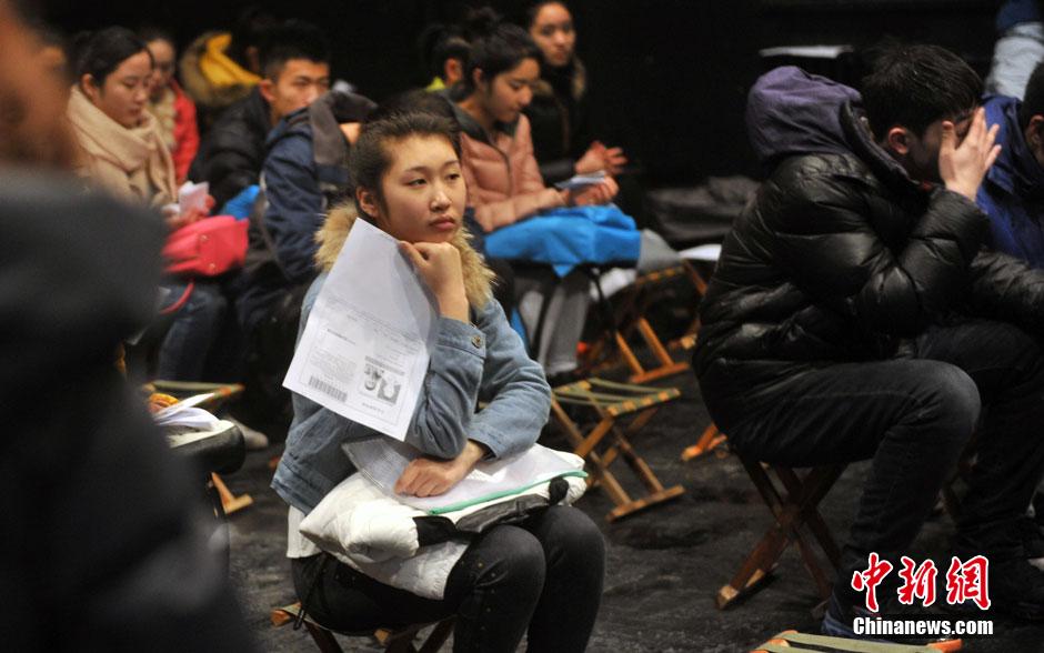 中央戲劇學(xué)院開(kāi)考 帥哥靚女冒雪趕考 中央戲劇學(xué)院開(kāi)考 帥哥靚女冒雪趕考