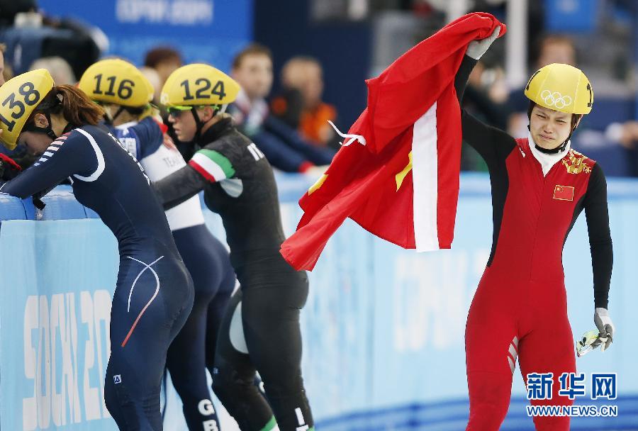 2月13日，中國(guó)選手李堅(jiān)柔（右）在比賽后慶祝。