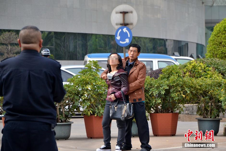 圖為劫持者與警方談判中。