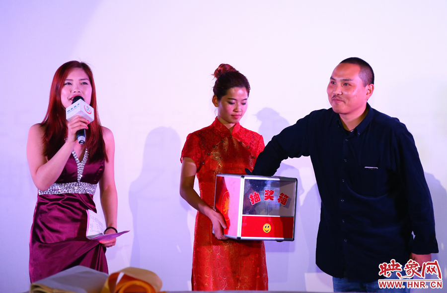 現(xiàn)場抽獎環(huán)節(jié) 現(xiàn)場抽獎環(huán)節(jié)