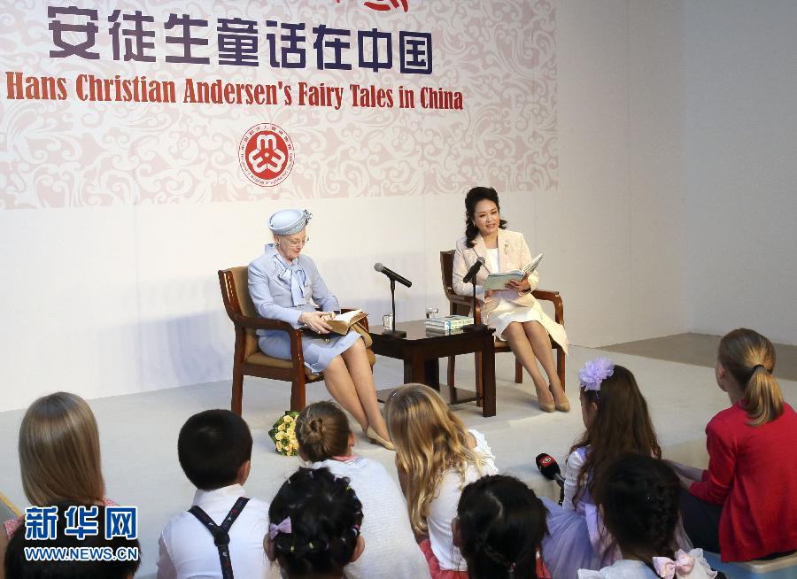 這是彭麗媛和瑪格麗特二世來到兩國(guó)孩子們當(dāng)中，為孩子們朗讀安徒生童話《丑小鴨》選段。