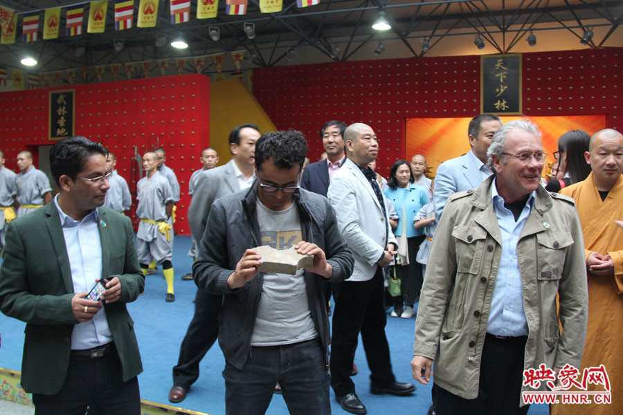 在表演后，外交官查看被表演者劈開的磚頭