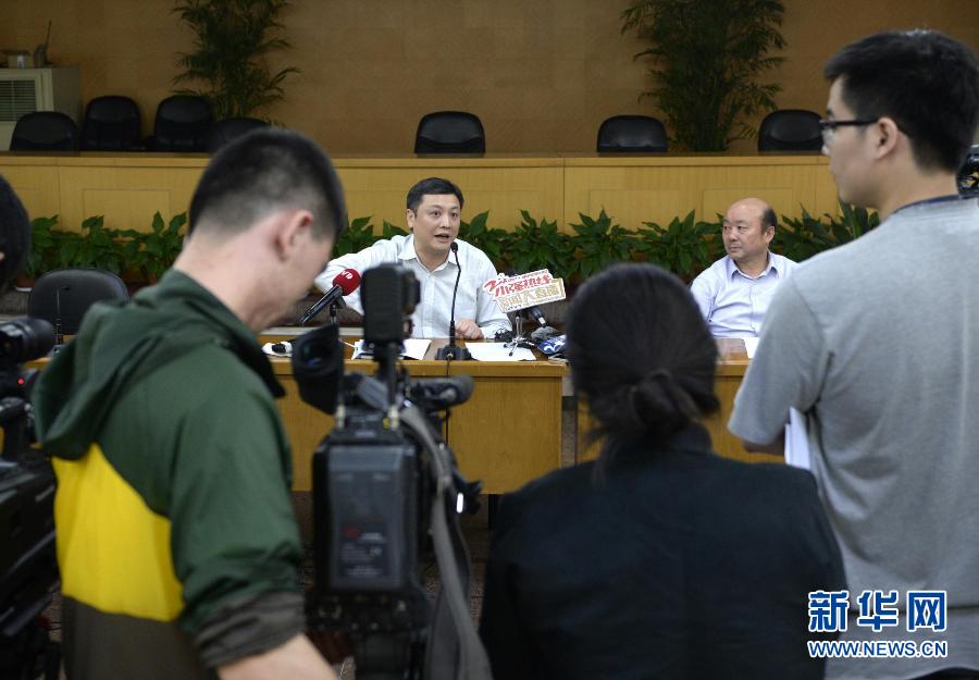  5月18日，杭州市環(huán)保局長胡偉（左）在發(fā)布會上回答記者提問。