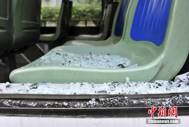 成都一女乘客自稱聞到焦臭味 公車行駛中砸窗跳車 成都一女乘客自稱聞到焦臭味 公車行駛中砸窗跳車