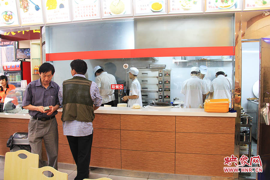 店面仍處于“試營業(yè)”狀態(tài),后廚的設(shè)備嶄新,看起來還算整潔。