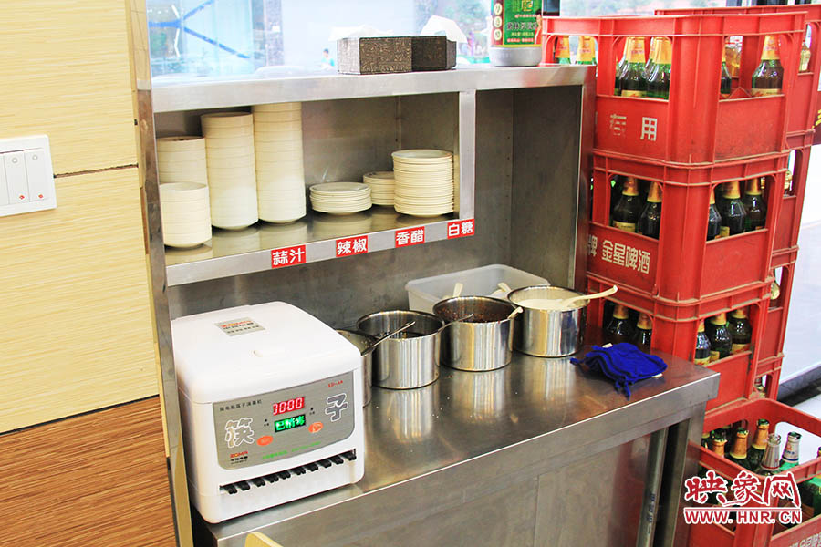 調(diào)料、小碟、餐具也都被放在另一張單獨(dú)的桌子上,需要用餐者“自助”。