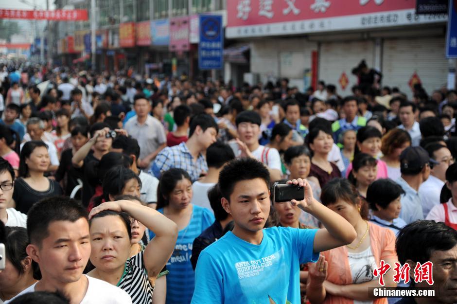 安徽毛坦廠中學(xué)考生趕考 萬余民眾“十里相送” 安徽毛坦廠中學(xué)考生趕考 萬余民眾“十里相送”