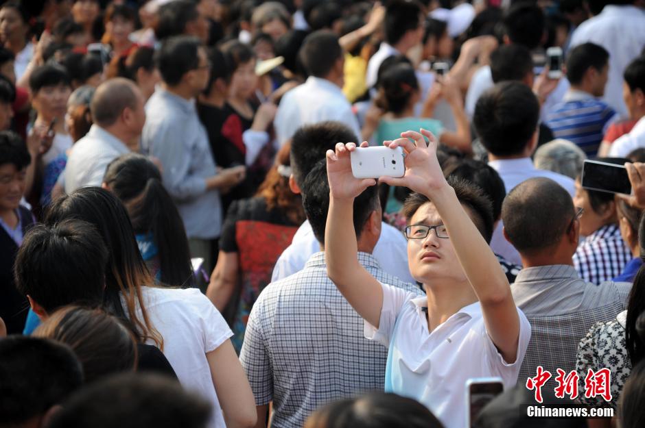 安徽毛坦廠中學(xué)考生趕考 萬余民眾“十里相送” 安徽毛坦廠中學(xué)考生趕考 萬余民眾“十里相送”