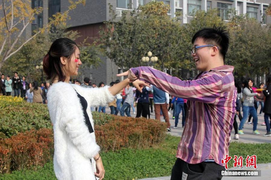 11月11日，河南財(cái)經(jīng)政法大學(xué)校園內(nèi)，300名在校大學(xué)生在上演了一出“光棍”也瘋狂的“快閃”大戲。