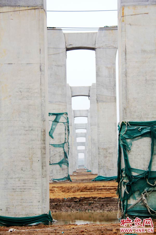 目前附近居民認為“照目前的施工狀況看，年底主體完工已不太可能”。