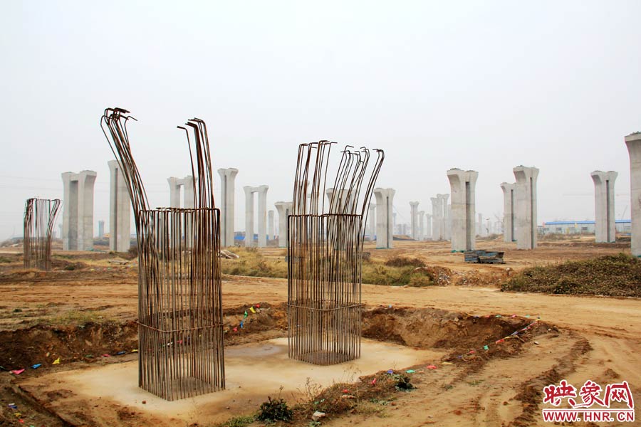 位于鄭州市南四環(huán)的京廣快速路南延工程已經(jīng)停工數(shù)月，現(xiàn)場幾百根橋墩已經(jīng)架起，場面甚是“震撼”。