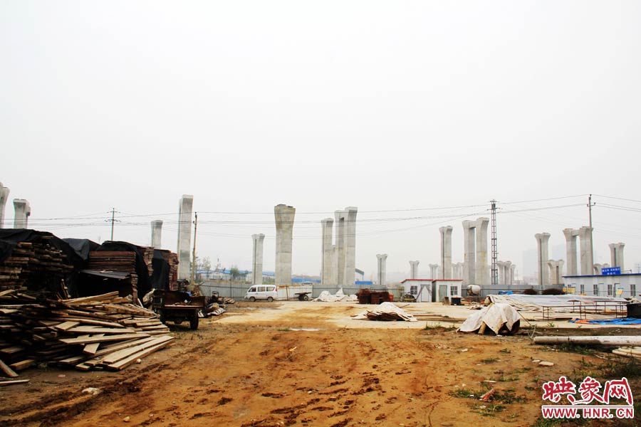 項目已經(jīng)停工數(shù)月，施工工地上很難見到工人，設備也很少。