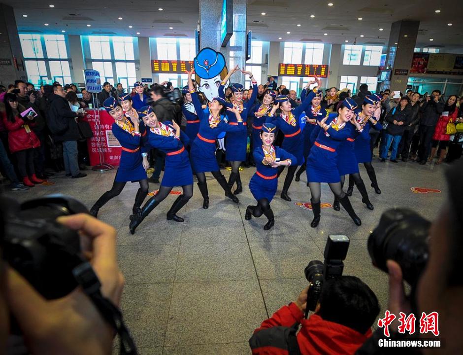 圖為D2702次列車13名乘務(wù)員在候車大廳內(nèi)玩起“快閃”。