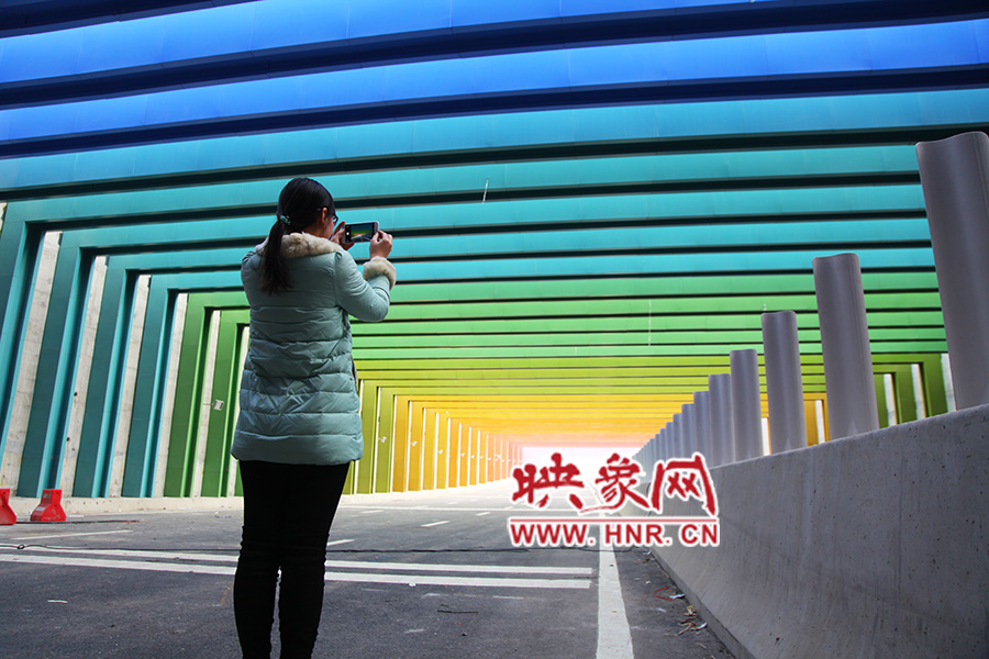 一女孩拿出手機拍照。