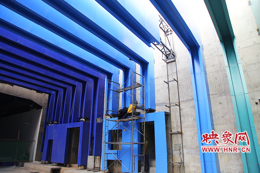 工人還在緊張施工。