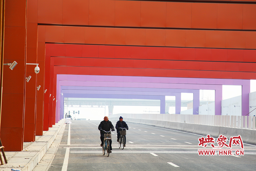 兩位老人騎自行車通過。