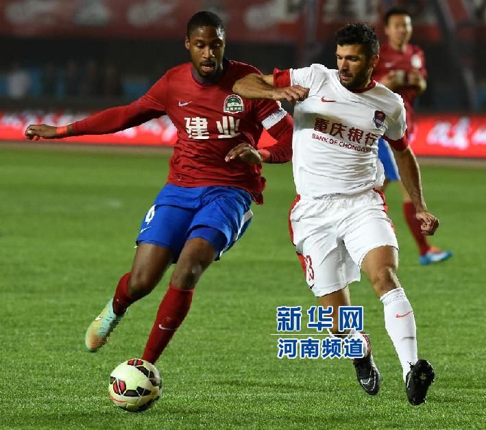 河南建業(yè)隊隊員戈麥斯（左）與重慶力帆隊隊員吉利奧蒂在比賽中拼搶。