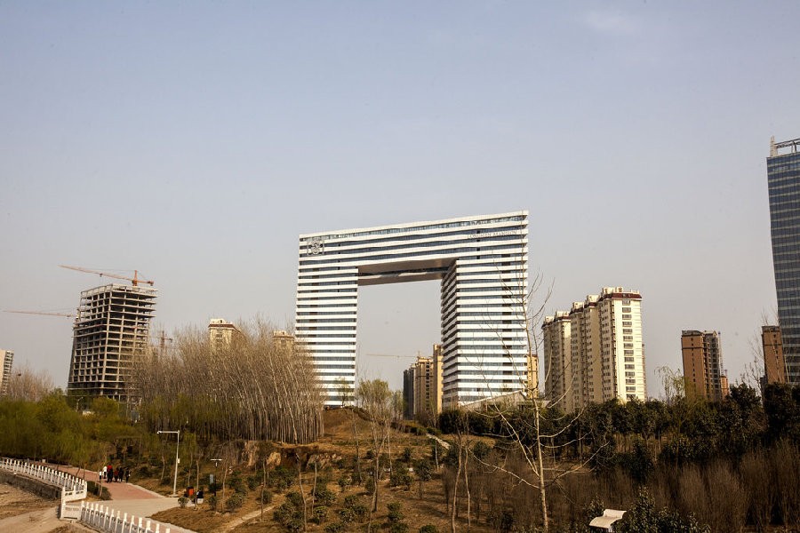 河南鶴壁現(xiàn)“板凳樓” 為該省跨路景觀大廈 河南鶴壁現(xiàn)“板凳樓” 為該省跨路景觀大廈