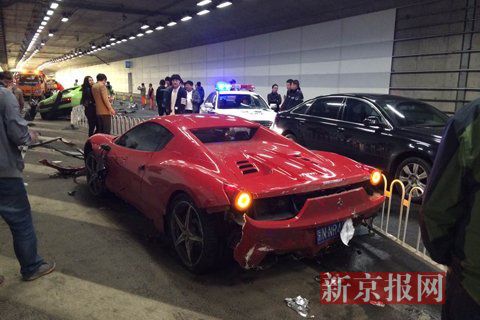 一輛蘭博基尼與一輛法拉利發(fā)生事故，現(xiàn)場狀況慘烈