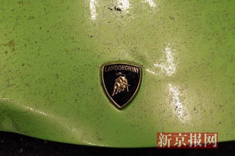 一輛蘭博基尼與一輛法拉利發(fā)生事故，現(xiàn)場狀況慘烈