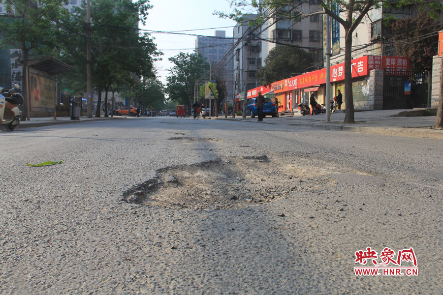 鄭州市區(qū)有多條道路均出現了不同程度的破損情況