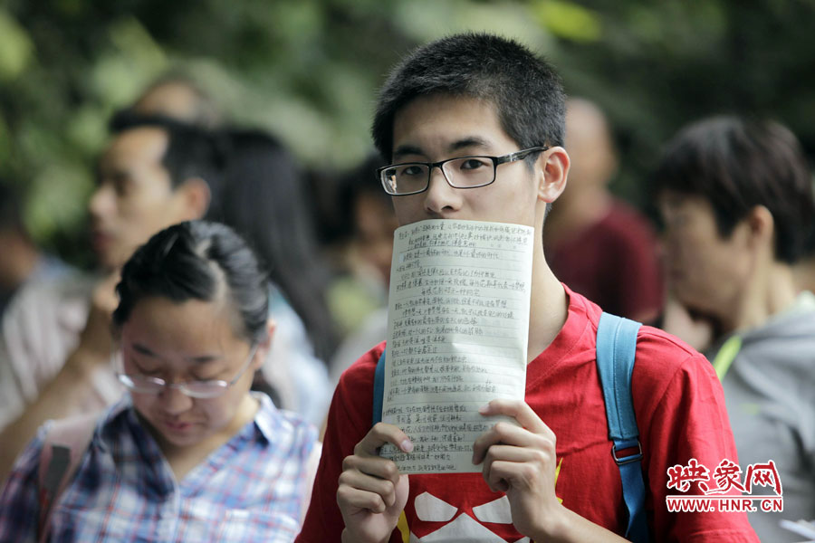 鄭州回中考點，等候入場的考生