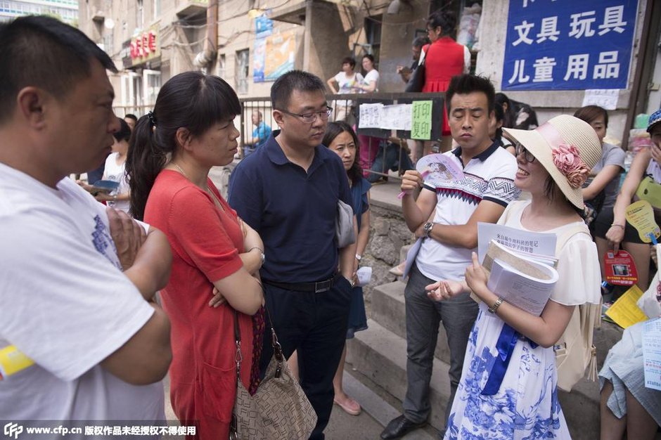 高考狀元中考考點(diǎn)賣筆記 每套百元家長爭買 高考狀元中考考點(diǎn)賣筆記 每套百元家長爭買