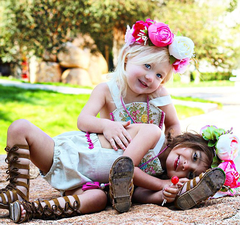 美國(guó)2歲蘿莉姐妹花走紅時(shí)尚圈 美國(guó)2歲蘿莉姐妹花走紅時(shí)尚圈