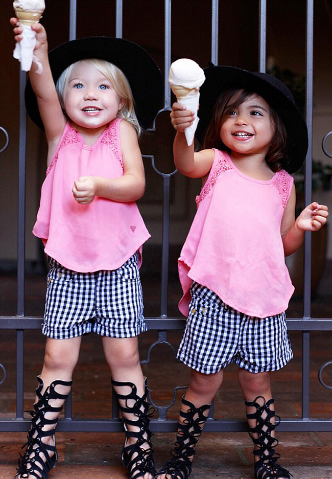 美國(guó)2歲蘿莉姐妹花走紅時(shí)尚圈 美國(guó)2歲蘿莉姐妹花走紅時(shí)尚圈