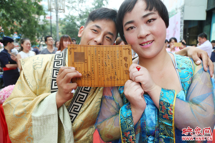 一對兒情侶現(xiàn)場展示“賣身契”內(nèi)容。