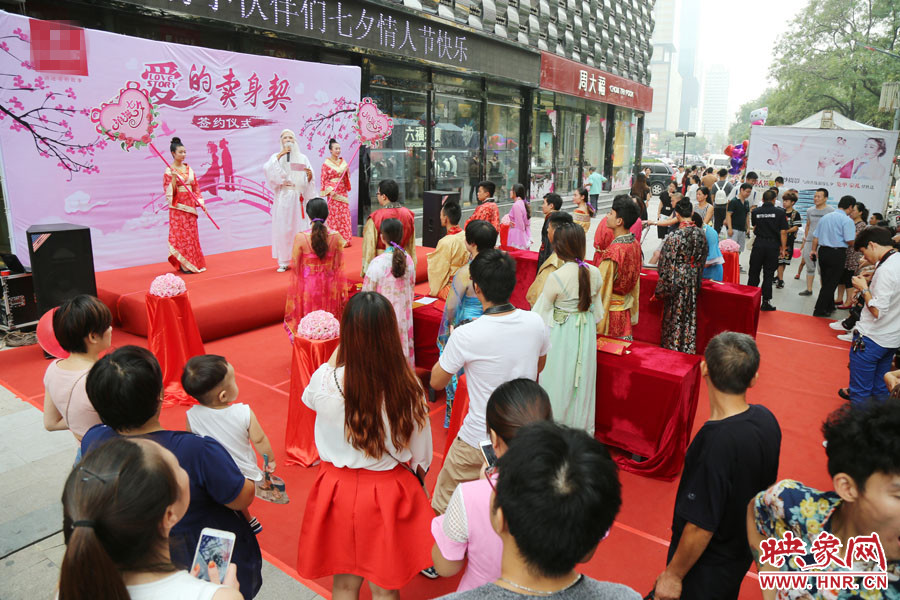 活動現(xiàn)場，聚集了大量圍觀群眾。