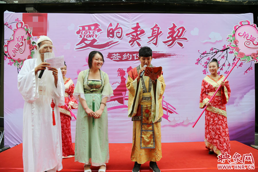 男子現(xiàn)場宣讀“賣身契”的內(nèi)容，讓大家作證。