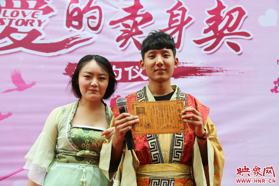 現(xiàn)場的8名男子異口同聲地表示，如違反此契約，可以接受處以極刑。