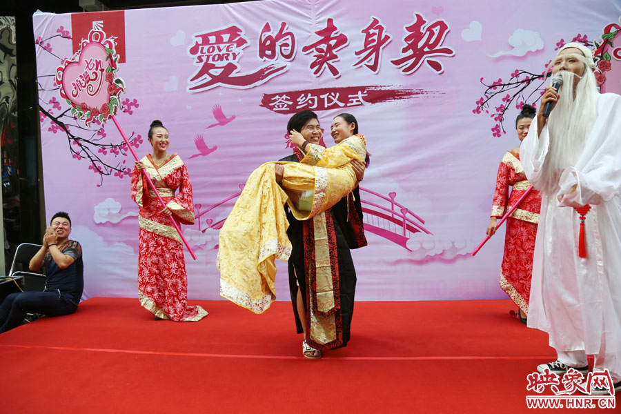 一名男子將女友抱起。