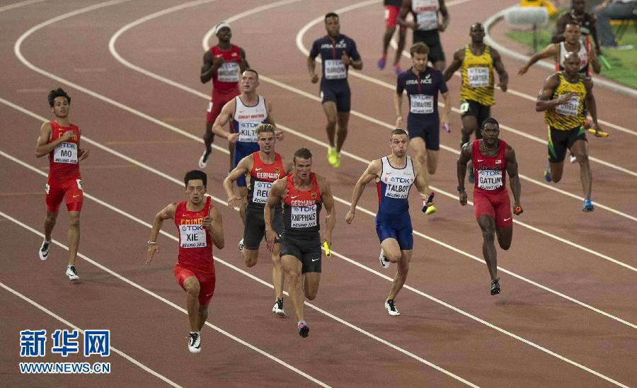 中國隊(duì)選手謝震業(yè)（左前）在比賽中。