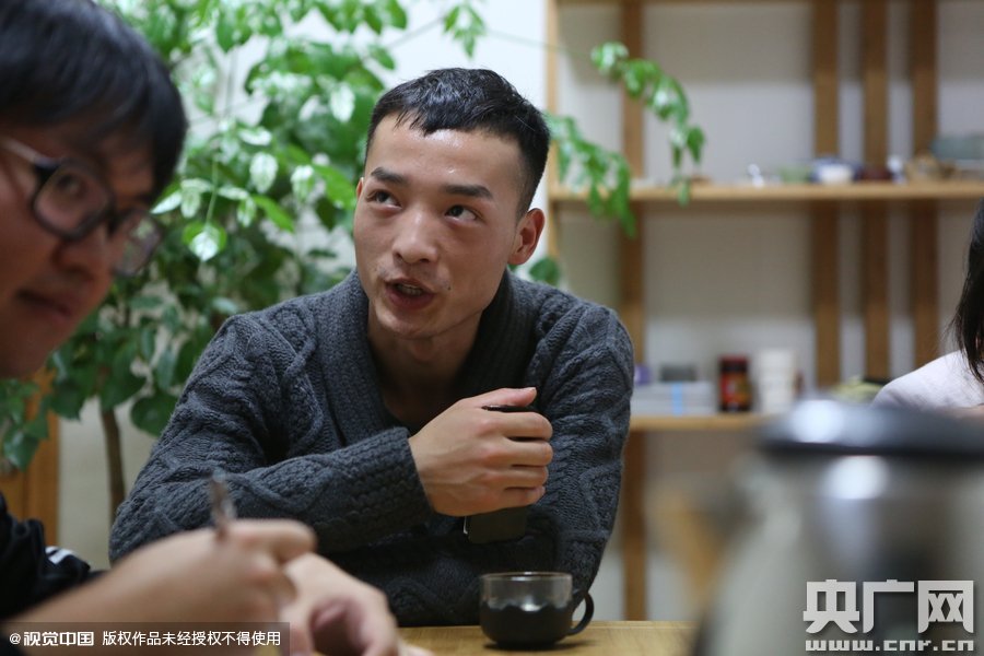 網(wǎng)絡(luò)紅人葉良辰現(xiàn)身浙江臺州，接受記者的專訪。