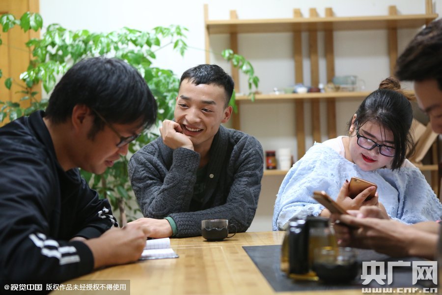 網(wǎng)絡(luò)紅人葉良辰現(xiàn)身浙江臺州，接受記者的專訪。