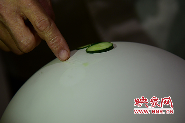 在面團氣球上切菜。